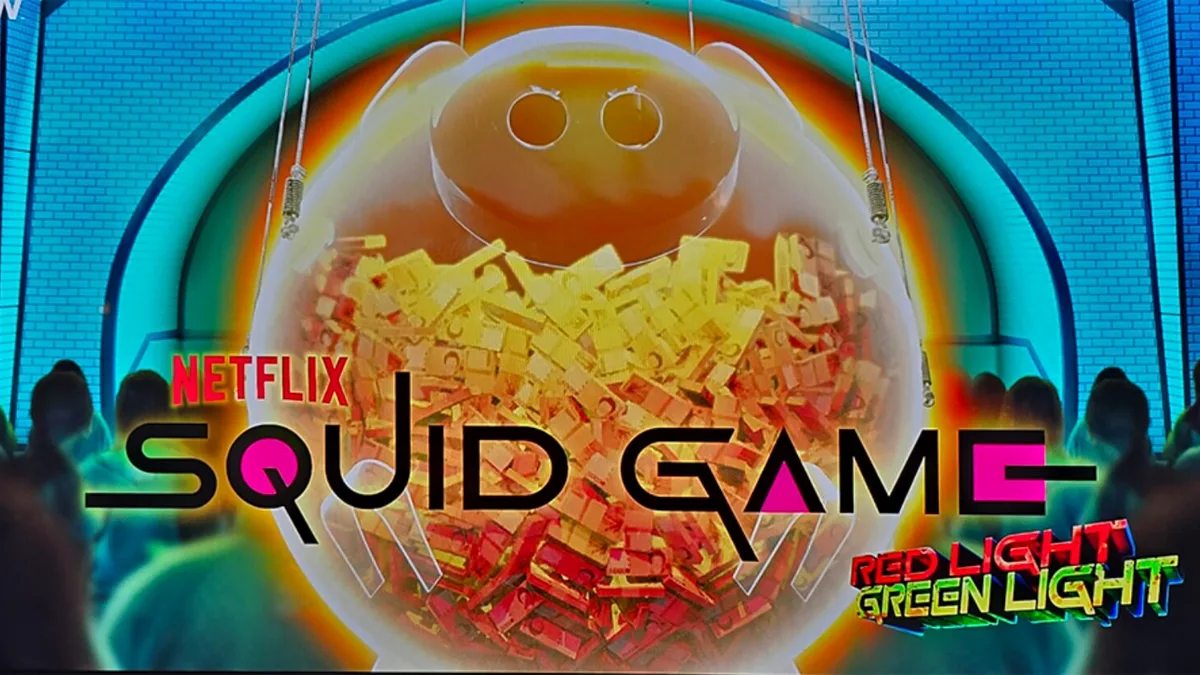 Squid Game: Red Light, Green Light slot machine interface na may temang playground